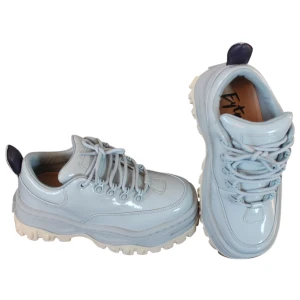 Eytys angel  - Skorna är i färgen patent ice. Sparsamt använda och har inga defekter förutom att lite färg från loggan inne på sulan har försvunnit. I storlek 36 men skulle säga att någon med storleken 36,5 eller 37 