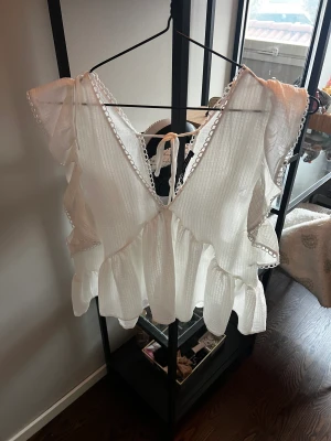 Zara blus  - Säljer en super fin zara blus i storlek s. Den är bara andvänd en gång ❤️