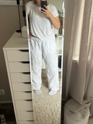 Linnebyxor  - Fina linnebyxor i stl Xl men sitter väldigt Löst 