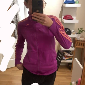 Adidas tröja - superskön tröja från adidas i träningsmaterial. Sitter bra på min som är 167 cm🫶 skriv privat för fler bilder!! öppen för prisförslag👍