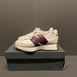 New Balance 327 - New Balance 327 är en ikonisk sko som kombinerar retrodesign med modern komfort. Dessa sneakers har snabbt blivit en favorit bland sko entusiaster och mode kännare.