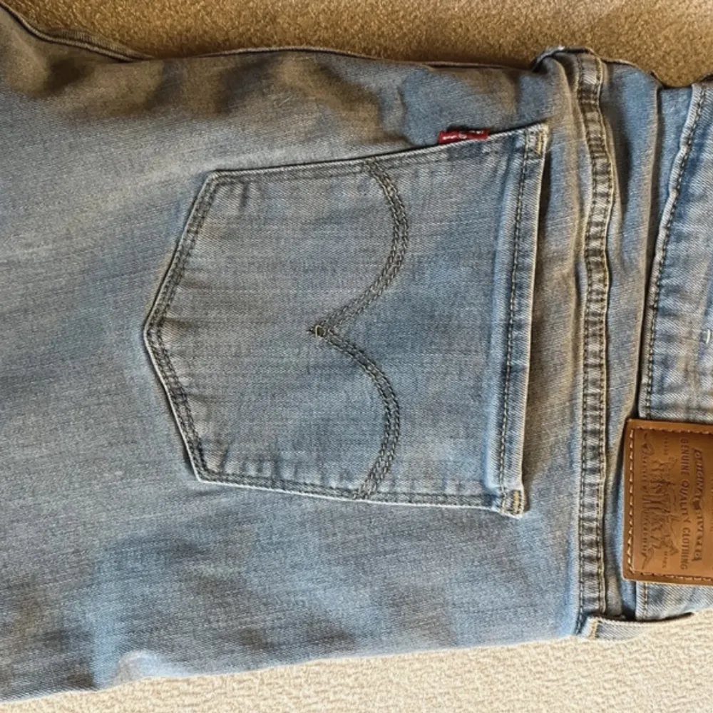 Så vackra levis bootcut jeans som dessutom är lågmidjade!! Midjemåttet är 44cm . Jeans & Byxor.