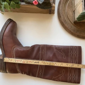 Frye campus boots i fint skick - Säljer dessa stövlar från Frye då de ej kommit till användning lika ofta som jag tänkt tyvärr. De är i bra skick, pris kan diskuteras vid snabb och smidig affär:)