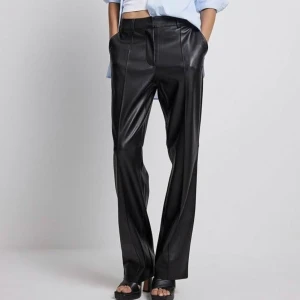 Svarta skinnbyxor - Svarta skinnbyxor från Nakd, kan skicka mer bilder i chatten. Raka i modellen. Inte tajta. Storlek 36