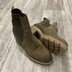 Stövla - Snygg stövla från Tamaris använd knappt en gång, kostar 1200 kr säljer den till 699 kr