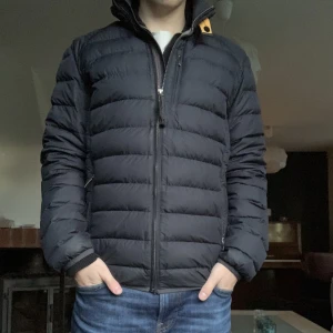 Dunjacka (Parajumpers) - Riktigt fet dunjacka till vinter/hösten från märket Para jumpers, modellen på bilden är ca 176 cm, nypris ca 4200 mitt pris: 999 kr