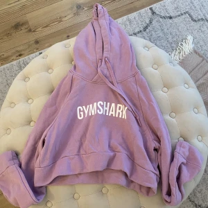 Hoodie - Croppad hoodie från Gymshark i storlek S. I fint skick.