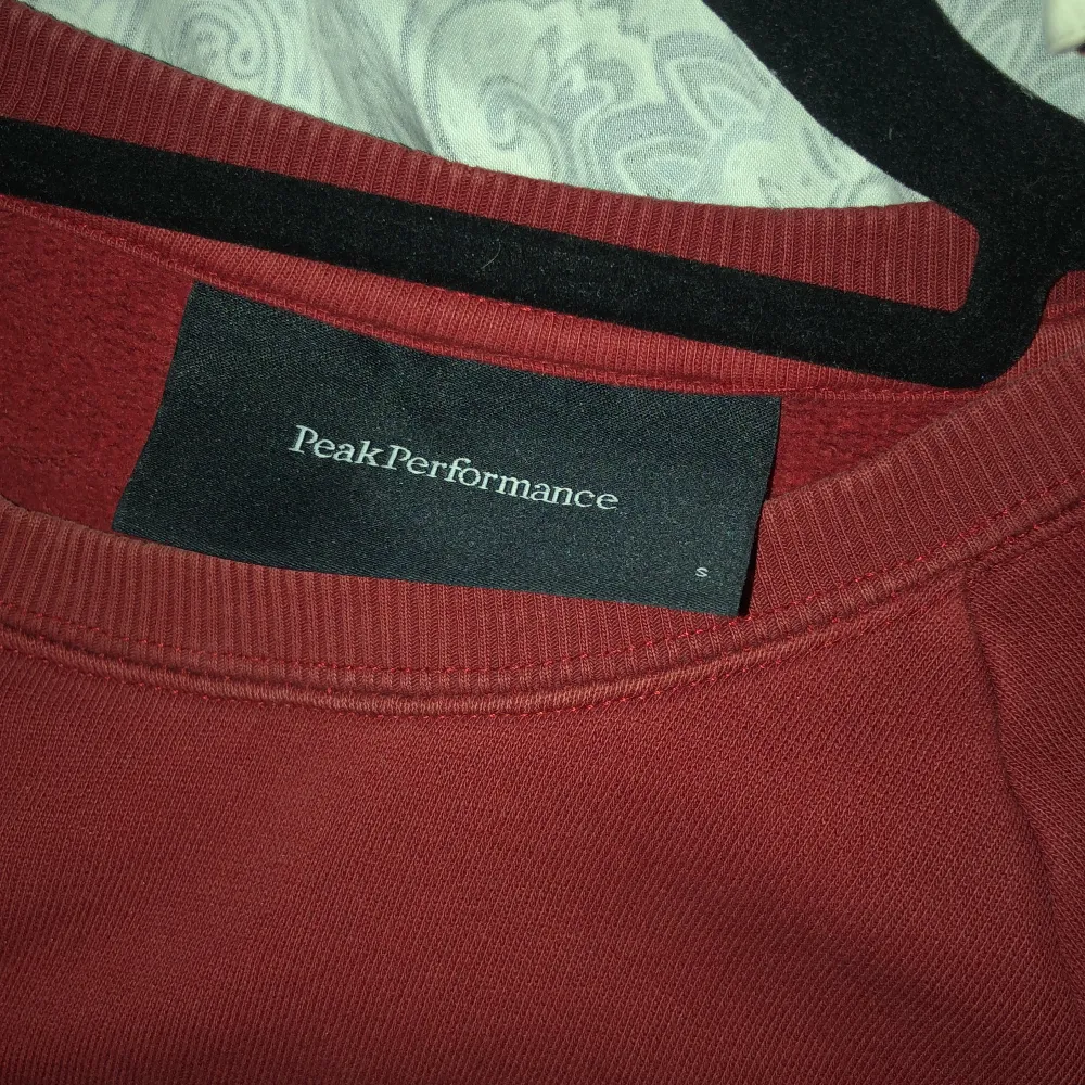 Säljer min röda peak tröja. I storlek S unisex. Säljs för den kommer inte till användning längre. Tvättas innan. Tröjor & Koftor.