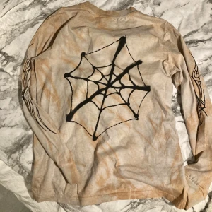 Weekday långärmad tisha  - Beige melerad färg med snygga mönster i svart. 90’s vibes. Använd men i gott skick. 