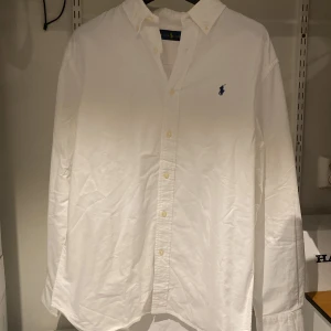 Ralp lauren skjorta  - Vi säljer nu en väldigt snygg Ralph lauren skjorta den är i nyskick och inga slitage. Storlek L.