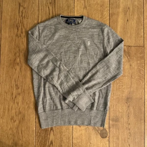 Ralph lauren tröja - Säljer ju denna Ralph lauren tröja som passar 152/160, litet hål på magen men märks knappt💫  Skriv vid frågor eller funderingar✨