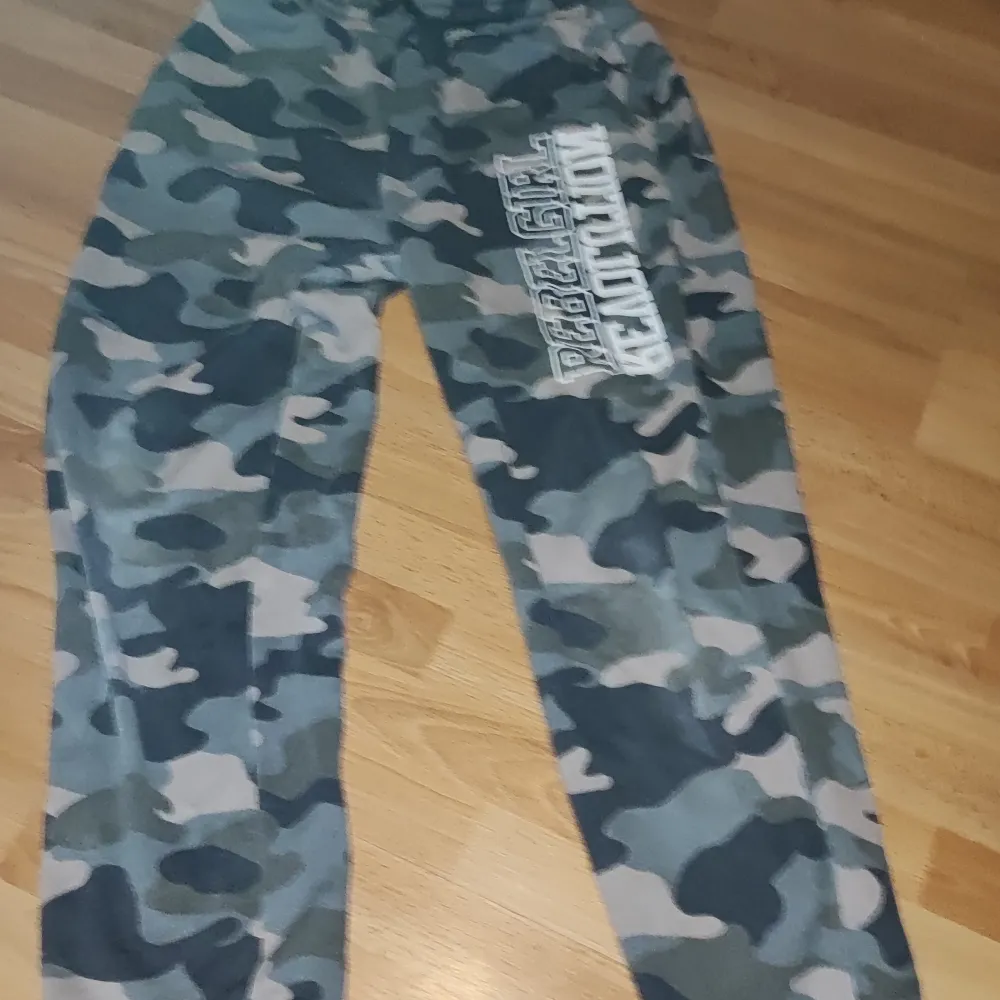 Militär färgade byxor, fråga för mer bilder. Jeans & Byxor.