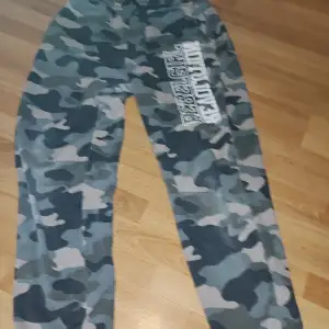 Militär färgade byxor, fråga för mer bilder