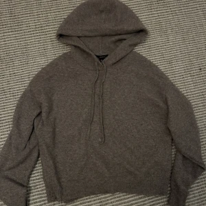 Trendig Lindex lila stickad hoodie!! - Lindes lila stickad hoodie köpt i höst, men knappt använd. Slutsåld överallt. Strl xs, men passar S också. 