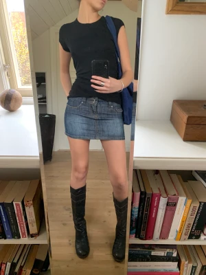 Så söt miniskirt - Så fin miniskirt med fin passform, fina fickor och detaljer! Midjemåttet är runt 82 cm omkrets!🥰