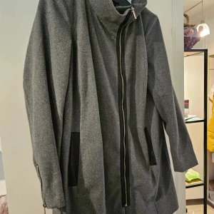 Lite använt kappa - Lite använt och bra skick. Dam str 48 och den er från Ellos.