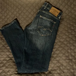 Replay Jeans stl: W 29 L 32 - Säljer nu dessa Replay Grover Jeans i stl: Waist 29 Lenght 32. De är i mycket fint skick utan några deflekter. Jag är 188 cm. Vid eventuell fråga är det bara och skriva. 