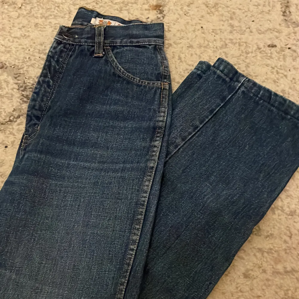 dessa h&m jeans säljer jag för att jag inte är ett stort fan av högmidjade jeans. dom är i nyskick från h&m och dessa säljs inte längre har jag fått veta av en vän plus dessa sitter som ett smäck😍! kom privat för mer information och bilder. . Jeans & Byxor.