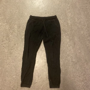 Mörkgrå mjukis byxor - Bra skick, inte så använda