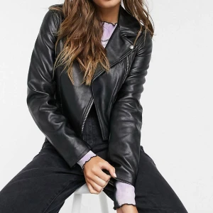 skinnjacka - skinnjacka från bershka i storlek xs