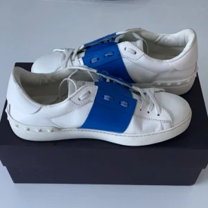 Valentino Open - Tja!  Säljer nu mina Valentino Opens som är i väldigt bra skick! Storlek 43! Box,kvitto, dustbags och kuvert medkommer till skorna. Hör gärna av dig om du är intresserad eller har frågor! 