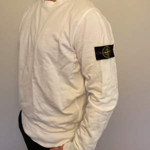 Säljer en ritkgit snygg stone Island crewneck Köpt på nk för 2799 Skick: 8,5/10