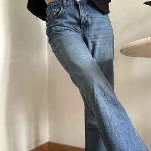 Mom jeans, storlek 36/38. Frakt tillkommer! Skriv för mer info🖤