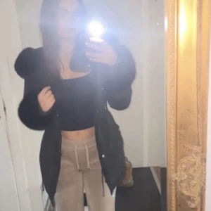 Svart pälsjacka  - Hej, säljer min nya hollies jacka då jag insett att jag inte kommer använda den. Köpt för några månader sen för 2000kr och aldrig använd, har kvitto och påse som ingår i köpet. Pris kan diskuteras vid snabbt köp😊