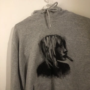 grå hoodie tryck!! - egenmålat går tvätta!! supermysig kvalla!! 