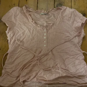 Randig Blus  - En söt blus som går att knyta i midjan, köpt secondhand men är i bra skick. 