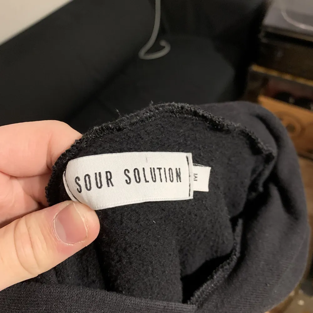 En schysst hoodie av sour solution med en boxy fit. Str M, men den är kort i längden. Den är i bra skick. Säljer pågrund av att den är för liten för mig.. Hoodies.