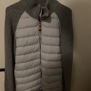 Parajumper hybrid cardigan  - Kvitto finns! Nypris ligger kring 5800kr, har helt enkelt tröttnat på den, riktigt bra skick 