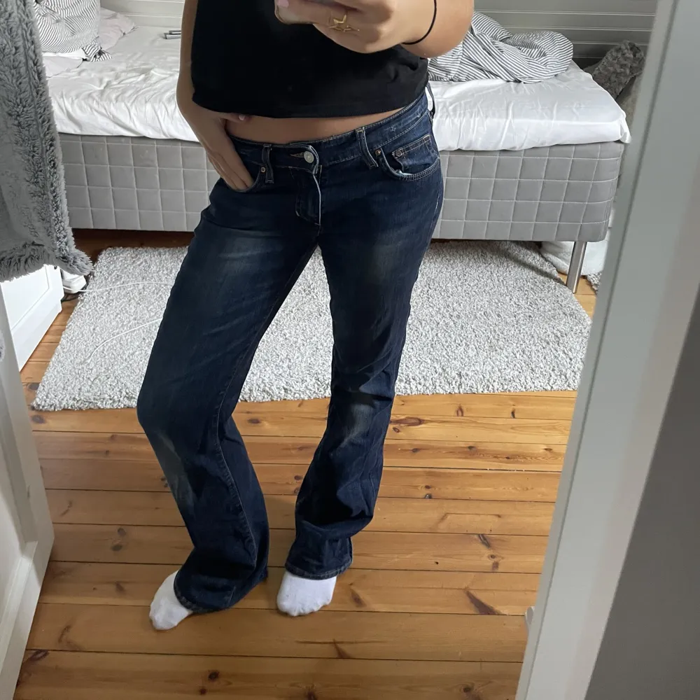 Mörkblåa Lågmidjade raka jeans Storlek 28/32 men passar mig med 26/27 också som är 162, men dom sitter lite ”oversized” på mig. Jeans & Byxor.