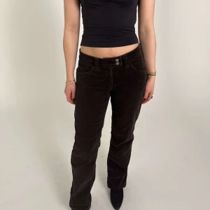 Lågmidjade mörkbruna manchesterbyxor - Storlek: S (se mått längre ner) Pris: 299kr Frakt: 60kr Midja: 75cm Innerbenslängd: 82cm