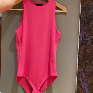 Body rosa ny storlek M trendyol - Ny body i rosa från trendyol i stlk M. Knäppning i grenen. Fodrad vid bysten. Aldrig använd. 