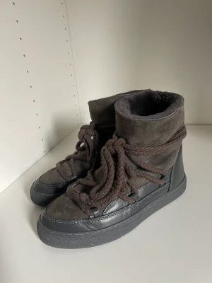 Inuikii  - Säljer min inuikiis då jag har köpt nya. Använda bara en vinter och är i nyskick! Färgen är lite grå/brun/grön.  💕