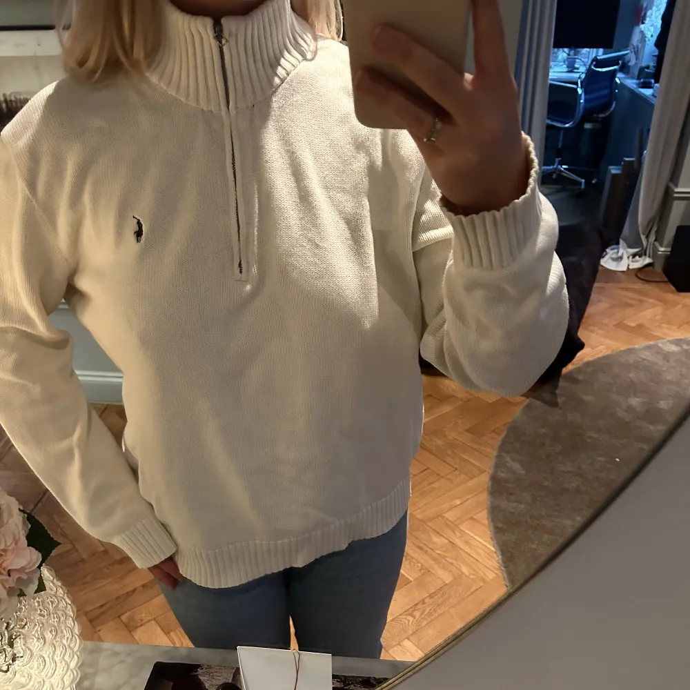 Väldigt snygg half zip polo från Ralph lauren. Väldigt bra skick. Nice på både vintern som mysig tröja men samtidigt på en kyligare båtkväll på landet. Nypris 2500kr. Tröjor & Koftor.