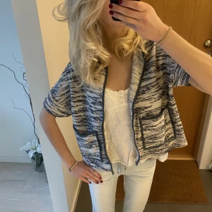 Kofta  - Superfin kortärmad kofta från zaras barnavdelning men sitter som en xs/s❤️