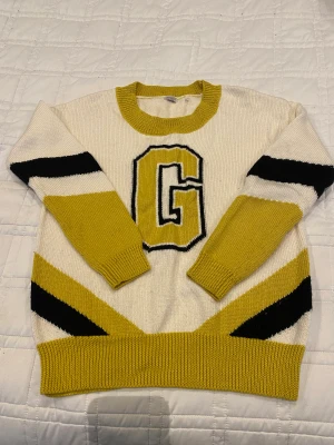 Guess stickad tröja - Stickad tröja från Guess. Jätte varm och skön. Färger som piggar upp det gråa vädret. Jätte bra skick! Står storlek XS på lappen men skulle säga att den är storlek S. 