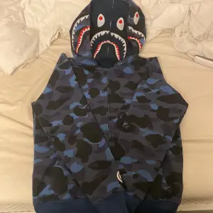 Bape-hoodie i 1:1-kvalitet. Köpt ungefär nångång i juni, bara använd en gång eftersom jag ändrade stil typ två dagar efter köpet. Storlek M, men passar som S. Om ni har fler frågor, är ni välkomna att höra av er!