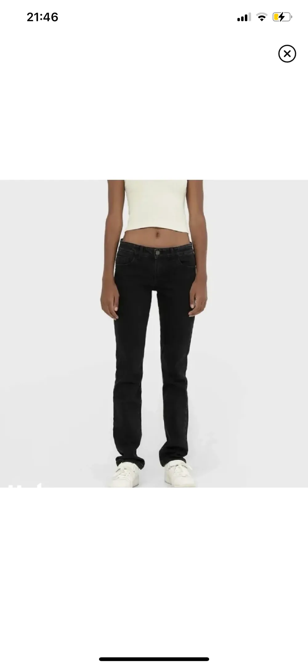 Säljer dessa lågmidjade jeans från Zalando. Köpta på plick men passade inte. Nästintil oandvänds av tjejen jag köpte dem av innan. Det är strl 38 men passar 34 evt 36.  De är raka. (Bild 2 är lånad då dem ej passar!). Jeans & Byxor.