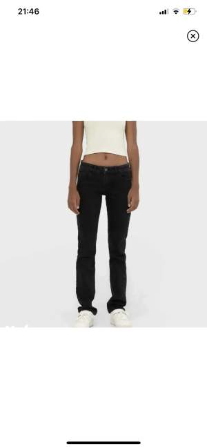Säljer dessa lågmidjade jeans från Zalando. Köpta på plick men passade inte. Nästintil oandvänds av tjejen jag köpte dem av innan. Det är strl 38 men passar 34 evt 36.  De är raka. (Bild 2 är lånad då dem ej passar!)