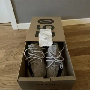 Säljer ett par Yeezy skor i storlek 40 med box och kvitto, men saknas sulor. Använda ett fåtal gånger. 