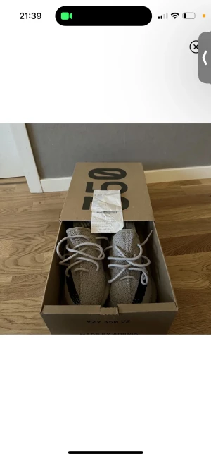 Yeezy  - Säljer ett par Yeezy skor i storlek 40 med box och kvitto, men saknas sulor. Använda ett fåtal gånger. 
