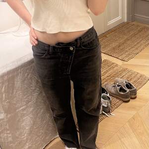 Skitsnygga lågmidjade svarta jeans med asymetrisk midja!! Dom passar mig perfekt i höften och längden. Jag är 164cm och har storlek 24-25 i midjemått!!