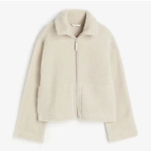 Pilejacka  - Säljer denna populära teddy jackan i strl L. Skriv för fler bilder eller frågor  LÅNADE BILDER!!