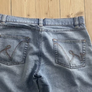 Lågmidjade bootcut jeans - Säljer dessa as snygga ljusblå lågmidjade bootcut jeans då det är lite för korta på mig. Skulle tippa på att de passar någon som är 164cm lång och neråt! (Inga defekter) Börjar priset på 300 men kan gå ner i pris. Hör gärna av er vid funderingar!💕💕