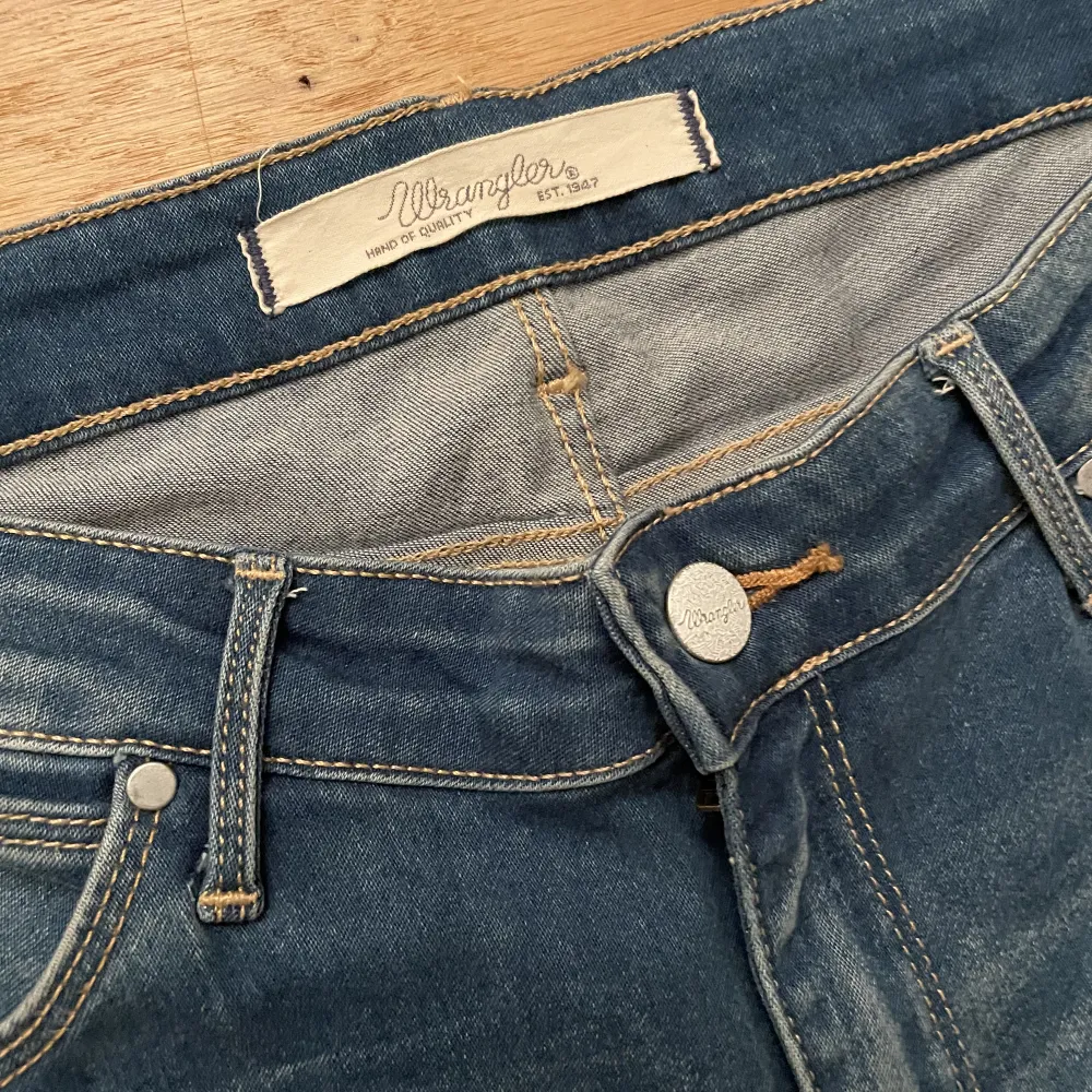 Supersköna stretchiga bootcut Wranglerjeans. Storlek waist 33/ length 34. Mått ca 45 cm tvärsöver vid midjan, innerben 85 cm.. Jeans & Byxor.