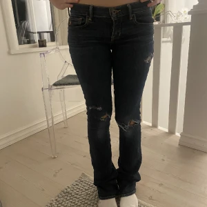Lågmidjade jeasn - ❗️lånade bilder❗️Säljer dessa fina lågmidjade jeans från abecrombie❤️köpta från Plick och aldrig använda! Jeansen är i barnmodell 16 år men skulle säga att dom motsvarar en 25/32 storlek också!