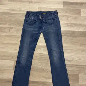 Snygga blå jeans med silver detaljer